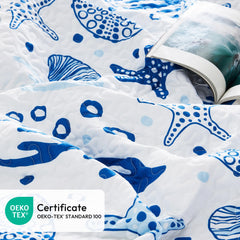 Love's cabin quilt posé sur lit dans chambre style plage pour inspiration déco