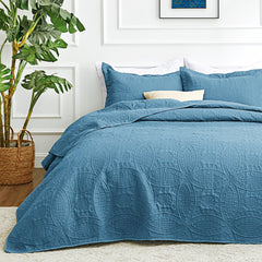 Love's cabin couvre-lit King Misty Blue posé sur lit montrant finition élégante
