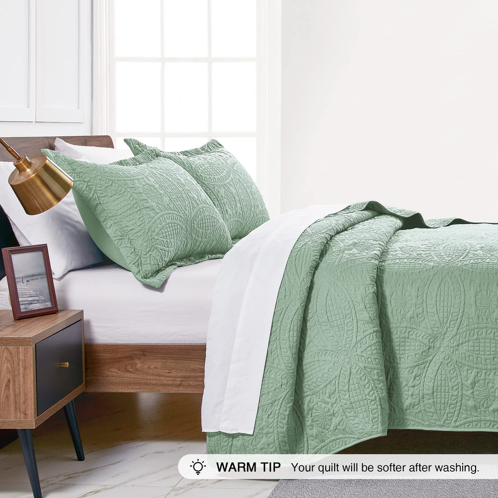 Love's cabin couette sur lit en contexte chambre apportant ambiance moderne