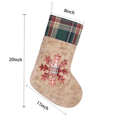 LUBOT ensemble de six chaussettes suspendues à une cheminée créant décor de fête convivial