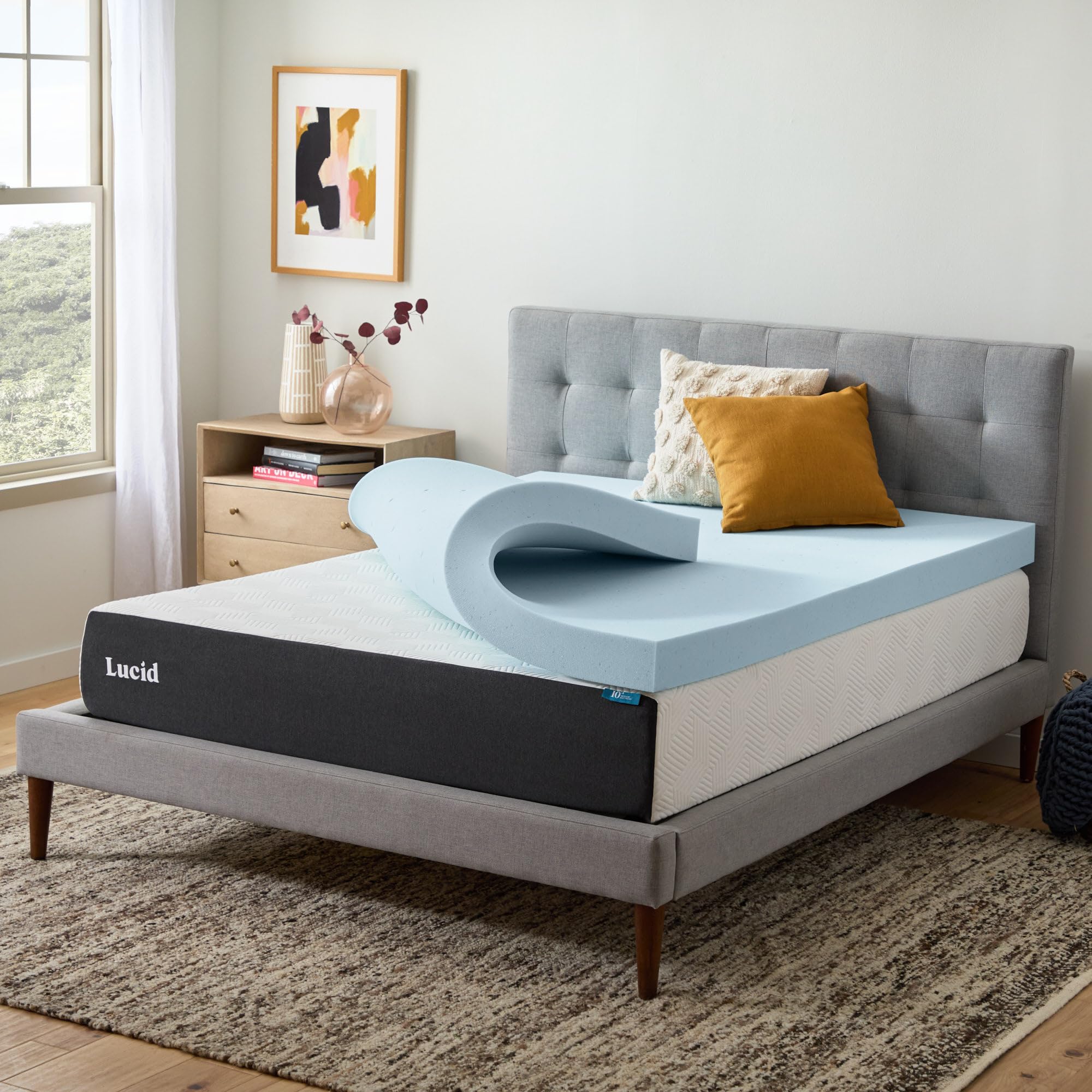 Ambiance chambre avec surmatelas LUCID intégré, soulignant confort luxueux et aspect esthétique