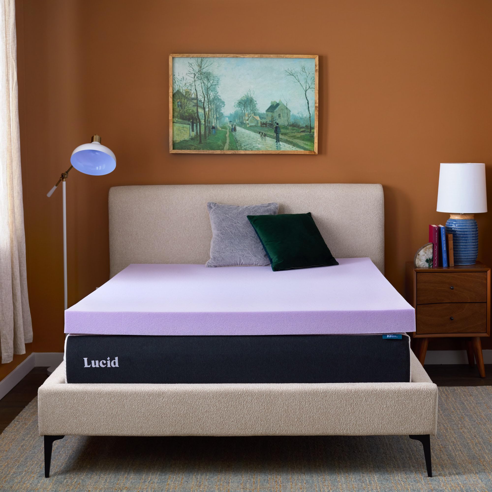 Lucid surmatelas dans chambre avec touches de lavande relaxantes