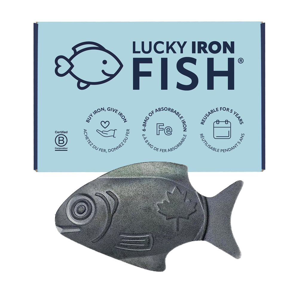 Lucky Iron Fish galet devant packaging montrant durabilité et simplicité