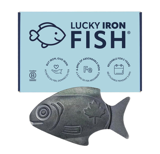Lucky Iron Fish galet devant packaging montrant durabilité et simplicité