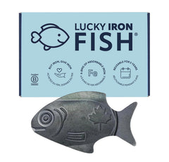 Lucky Iron Fish galet devant packaging montrant durabilité et simplicité