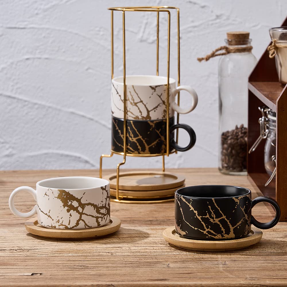 LUKA tasse à côté d'une cuillère pour comparaison de taille précise