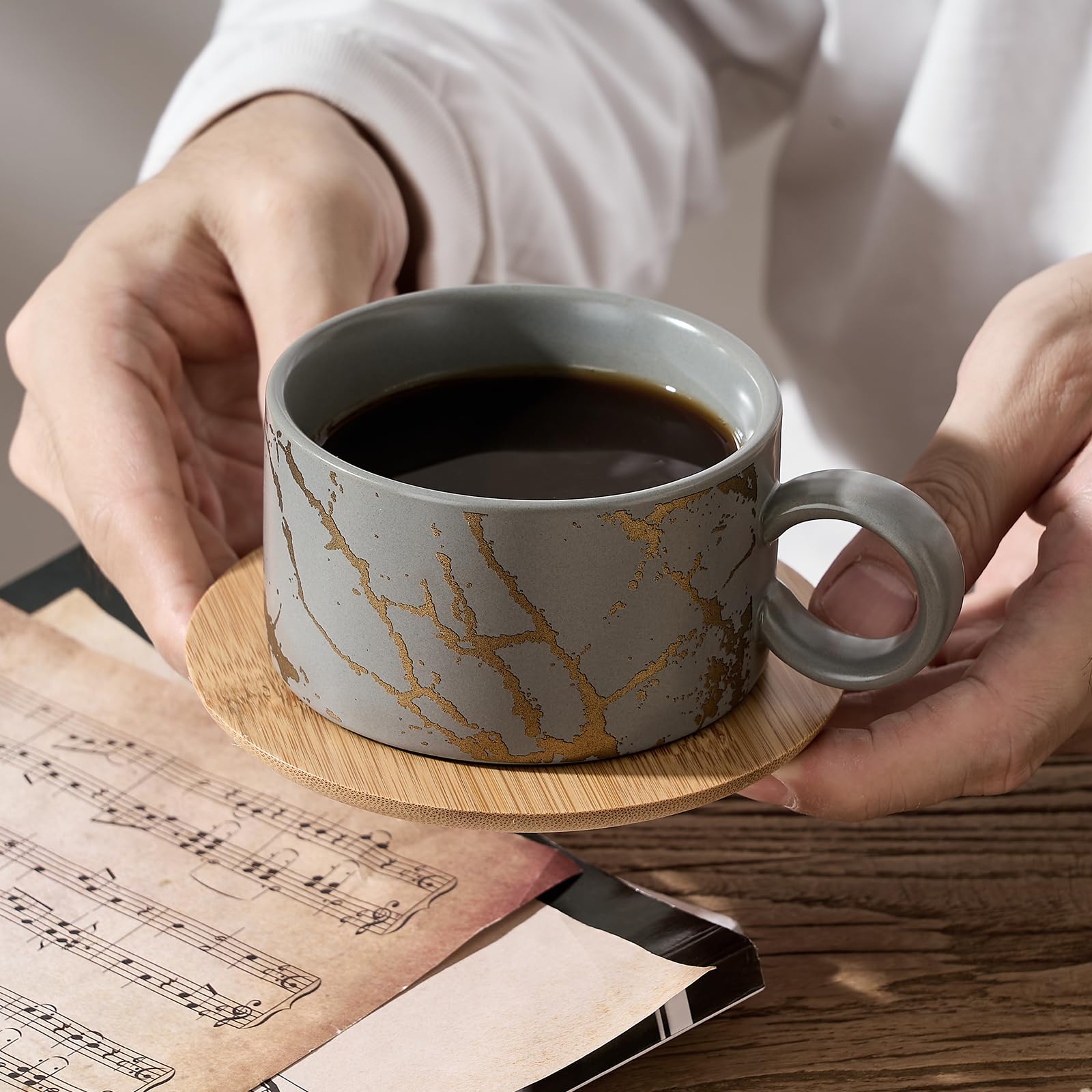 LUKA tasse comparée à une main, montre contenance 180 ml utile