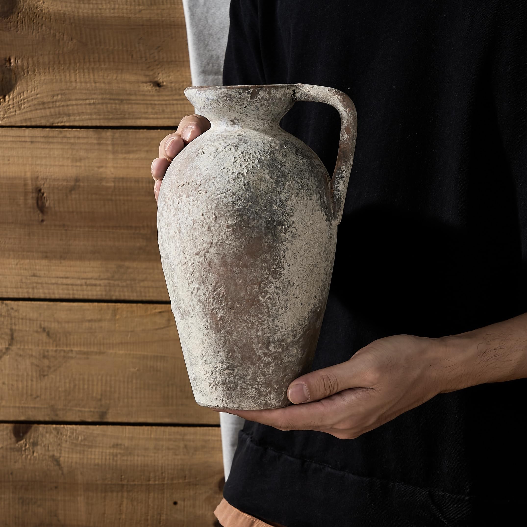 vase LUKA rempli de fleurs fraîches pour un point focal