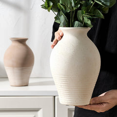 Intérieur vitrifié du vase LUKA garantissant étanchéité pour fleurs fraîches