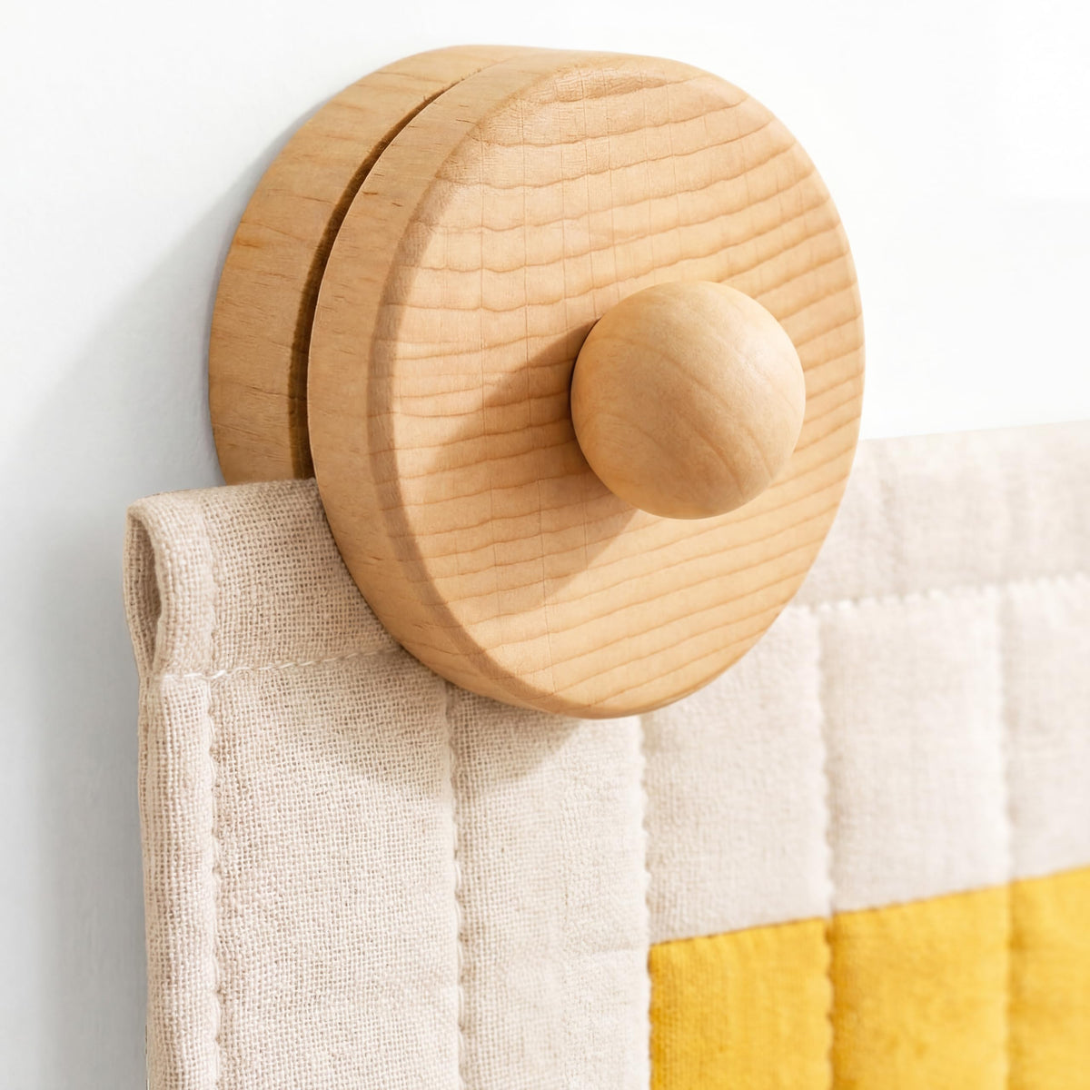 LULUTION face des pinces en bois naturel, sécurise le textile sans l’abîmer
