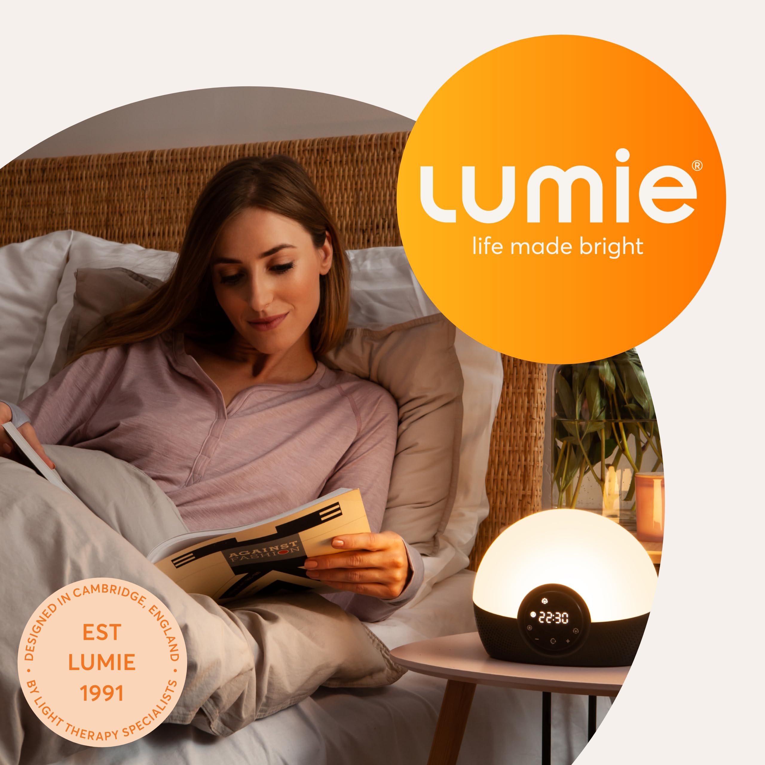 Lumie Bodyclock posé sur table de chevet montrant l’échelle de taille