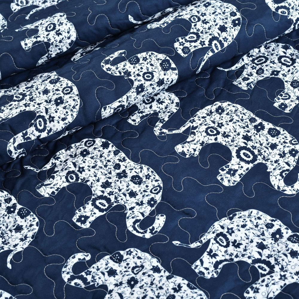 Lush Decor gros plan du motif éléphants floraux, apporte charme décoratif