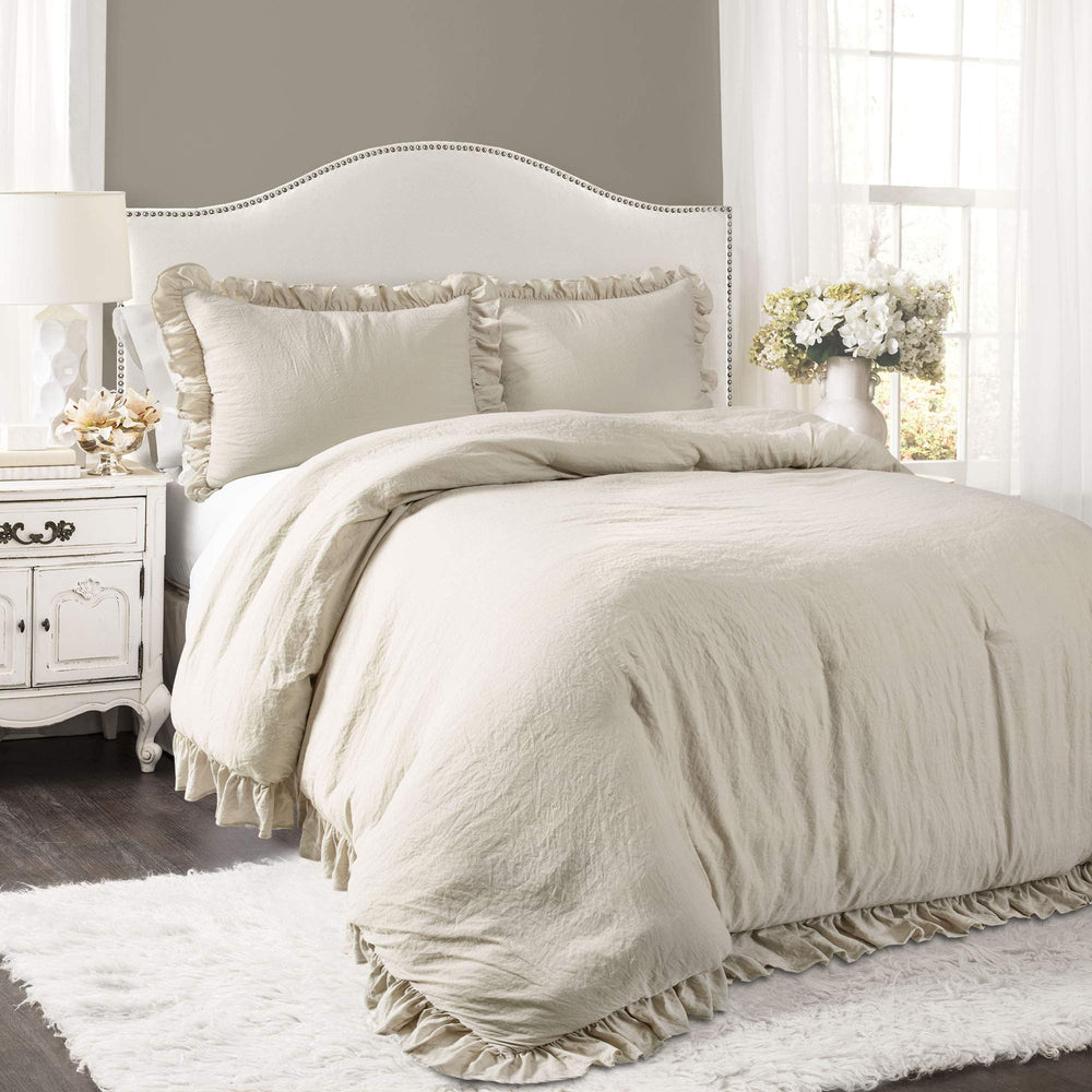Lush Decor vue avant de la couette Reyna sur lit, apporte élégance