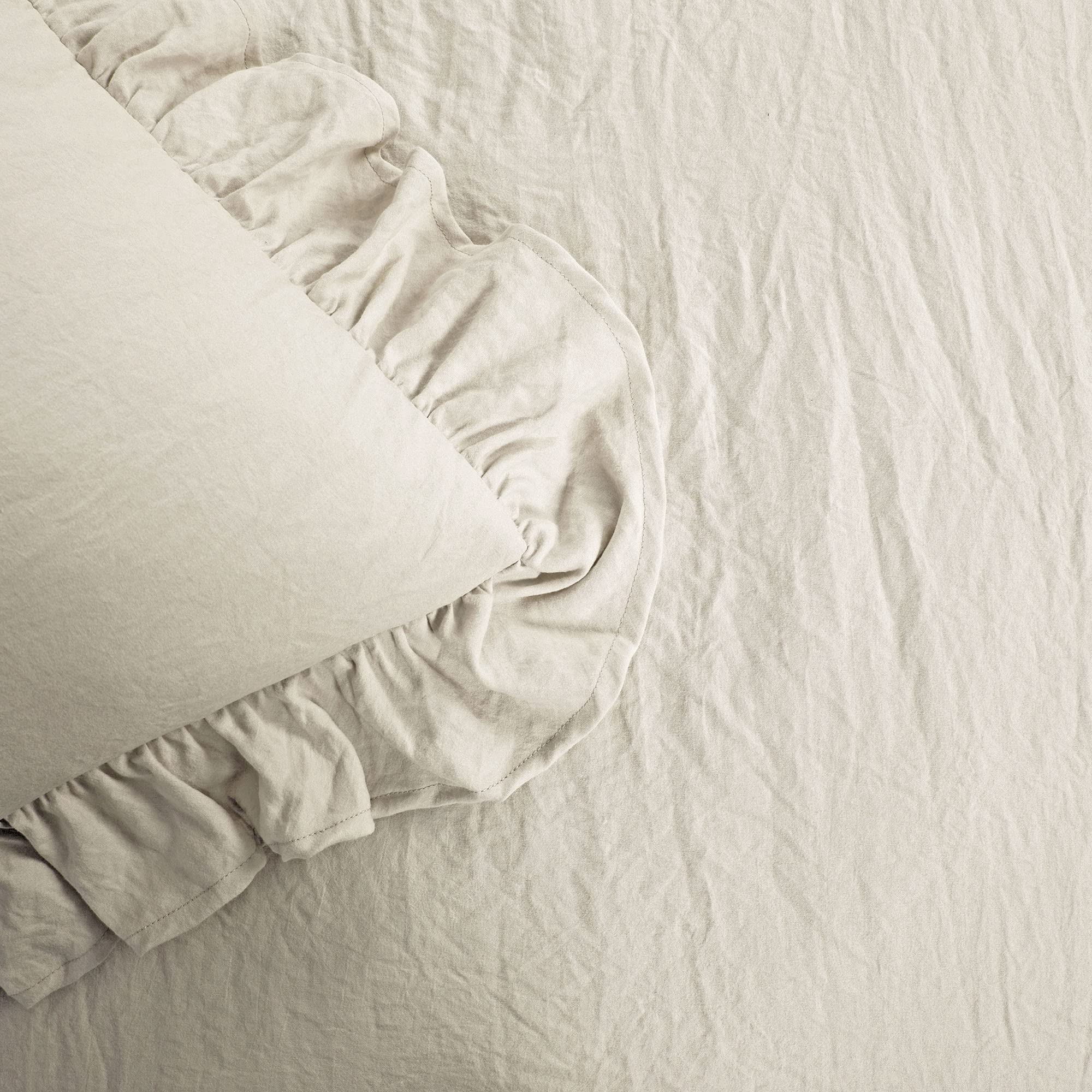 Lush Decor couette Reyna installée en scène montrant harmonie déco