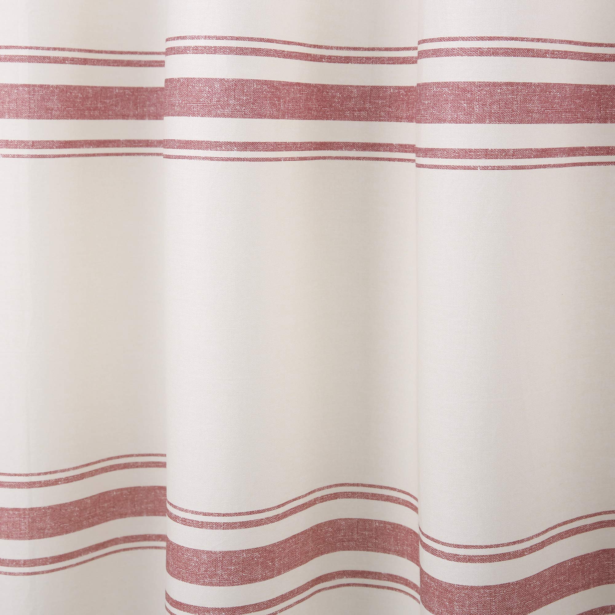 Rideau Lush Decor en situation sur une baignoire, crée ambiance farmhouse accueillante