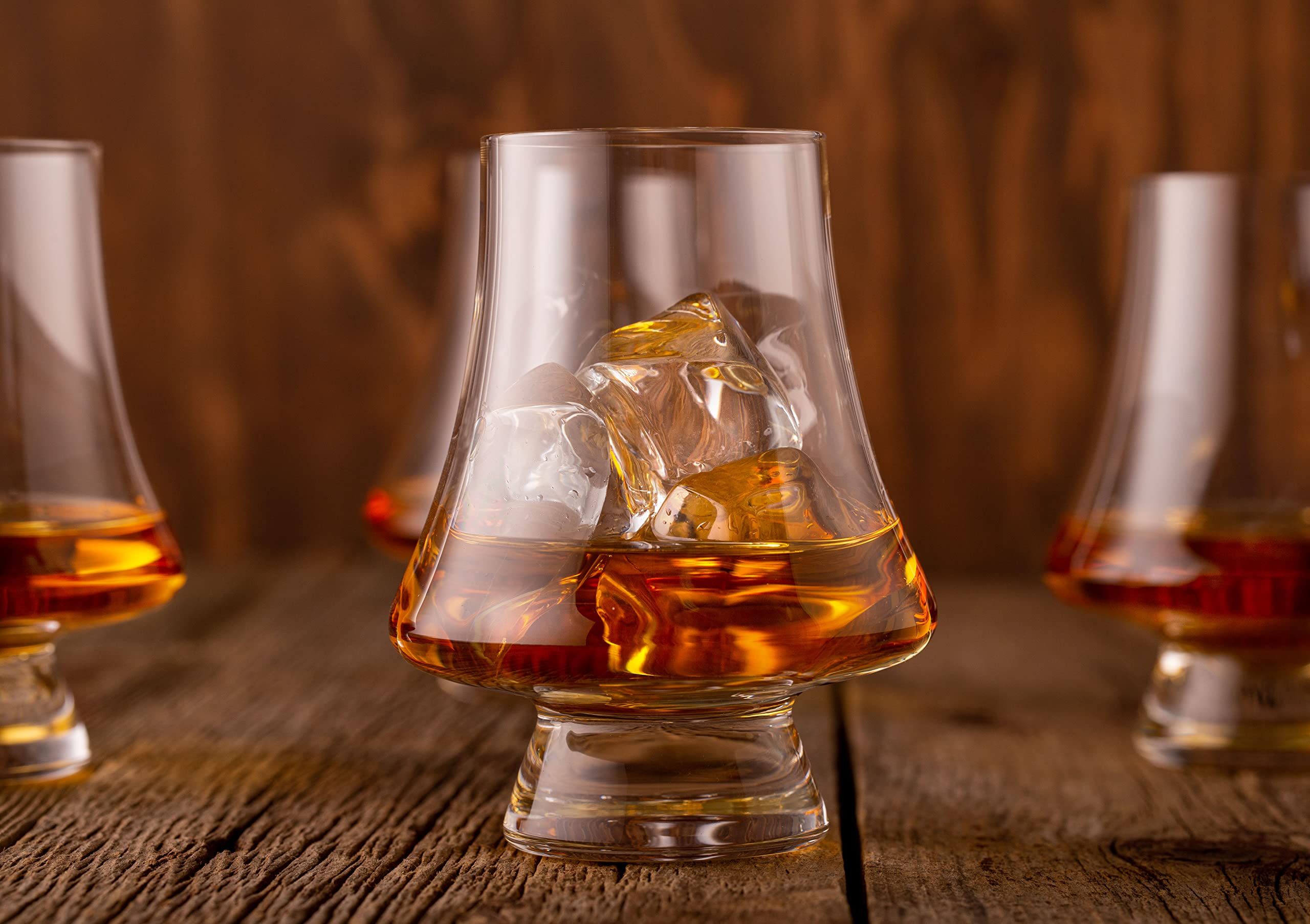 Verre LUXBE rempli de bourbon en train d’être versé pour apprécier aromatique et mouvement