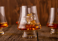 Verre LUXBE rempli de bourbon en train d’être versé pour apprécier aromatique et mouvement