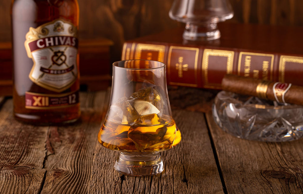 Trois verres LUXBE posés sur table en bois dans une ambiance chaleureuse, idéal pour réceptions