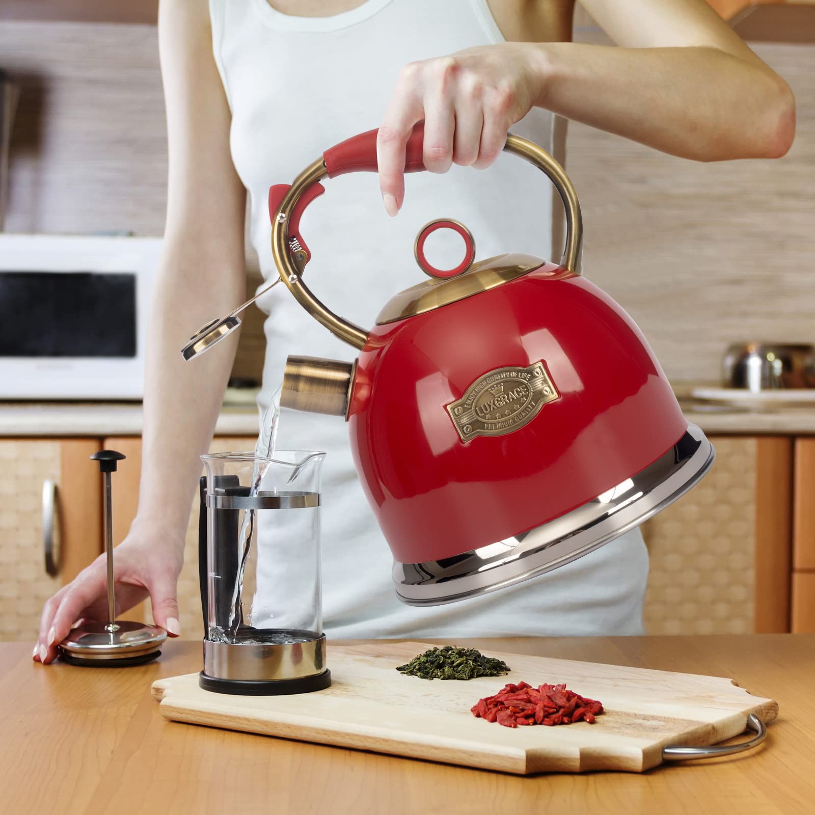 LUXGRACE bouilloire rouge posée dans une cuisine moderne pour un style chaleureux