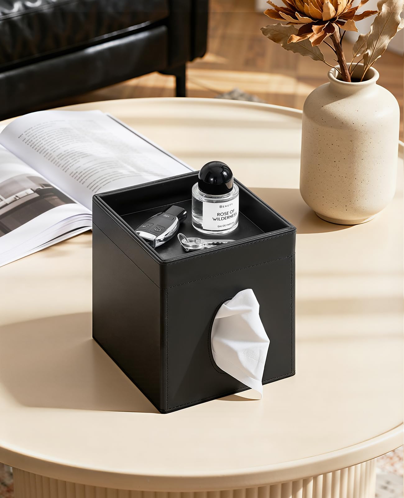 Luxspire gros plan couture du cuir, résistance et finition soignée