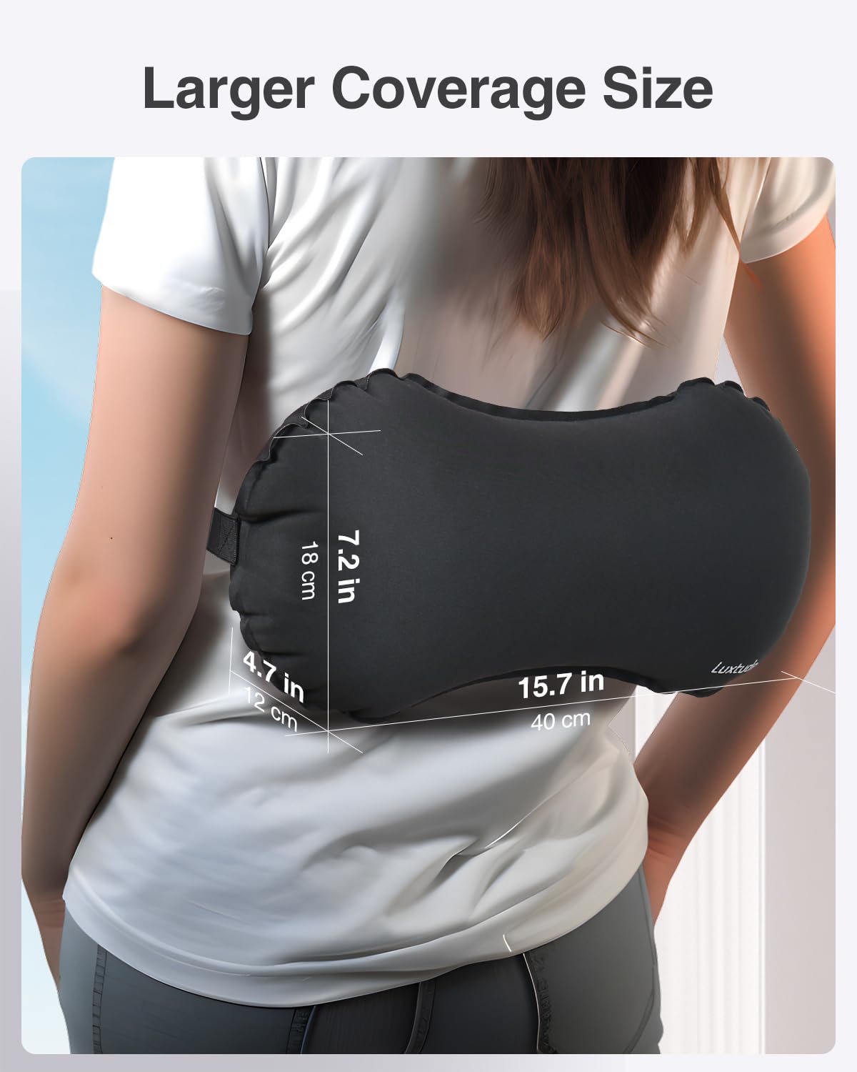 Luxtude coussin posé à côté d'une main pour échelle, léger et transportable