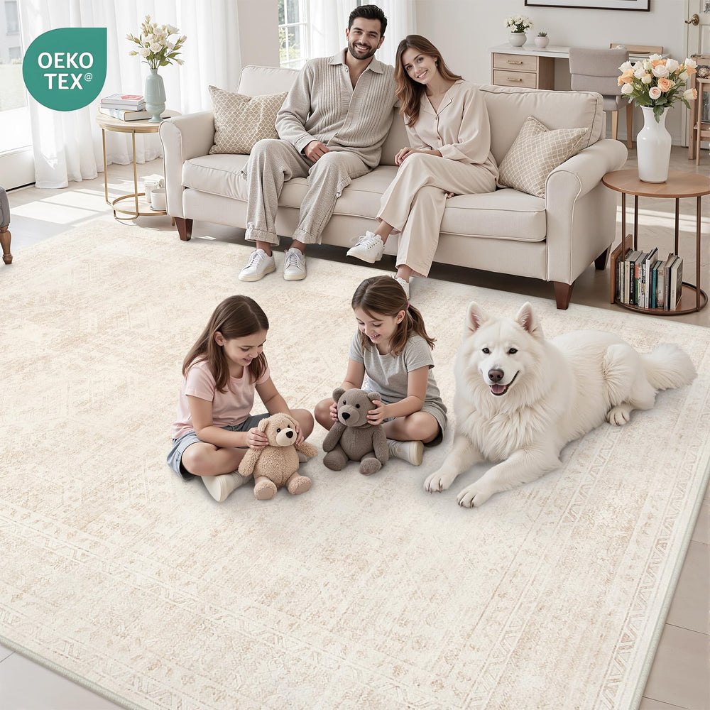 Luxturiy enfant jouant sur tapis beige, surface sûre et agréable au toucher