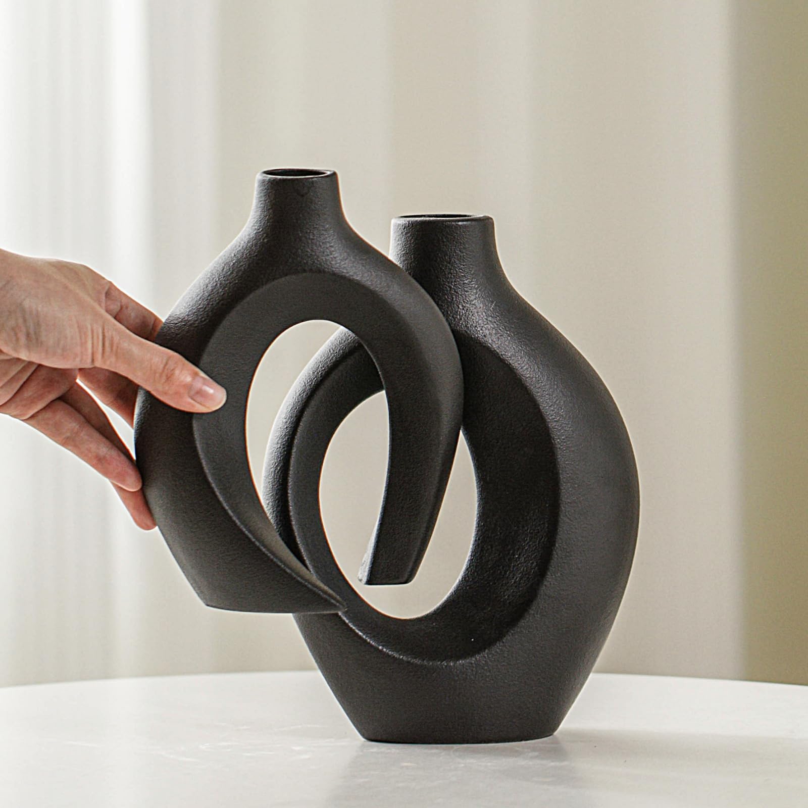 Lvases ensemble de deux vases sur table bois créant harmonie décorative