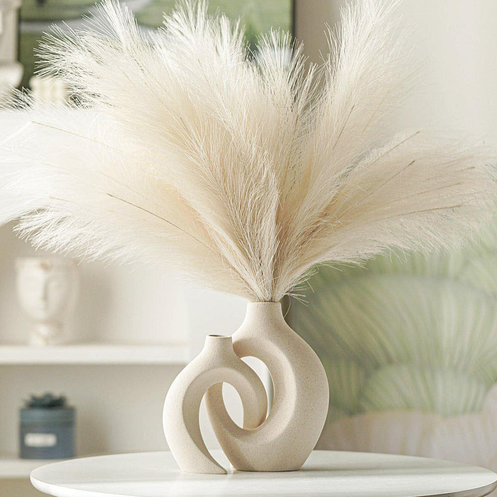 Lvases ensemble sur une table décorative apportant chaleur et style