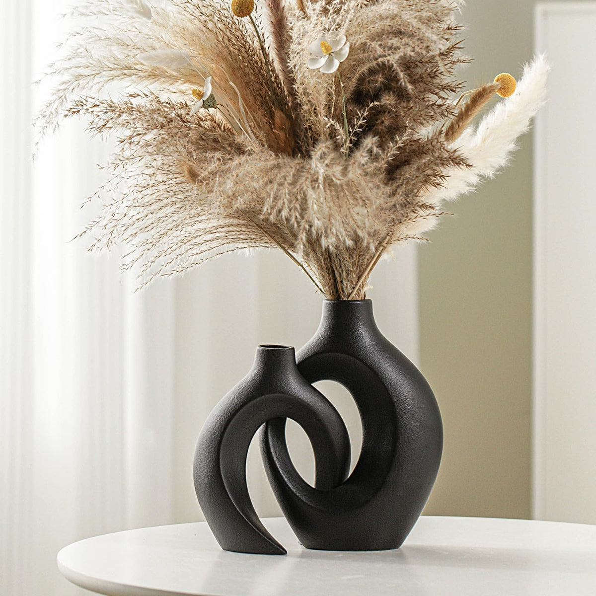 Lvases vase avant plan noir mat apportant élégance