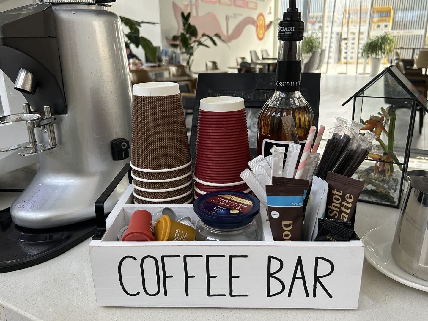 Lzhevsk gros plan bois et lettrage Coffee Bar, apparence chaleureuse