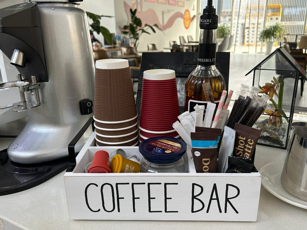 Lzhevsk gros plan bois et lettrage Coffee Bar, apparence chaleureuse