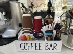 Lzhevsk gros plan bois et lettrage Coffee Bar, apparence chaleureuse