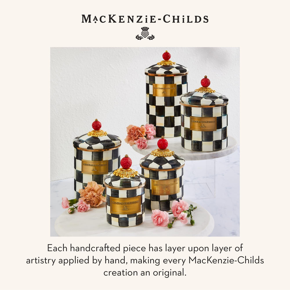 MACKENZIE-CHILDS mise en scène décorative montrant coordination avec la cuisine