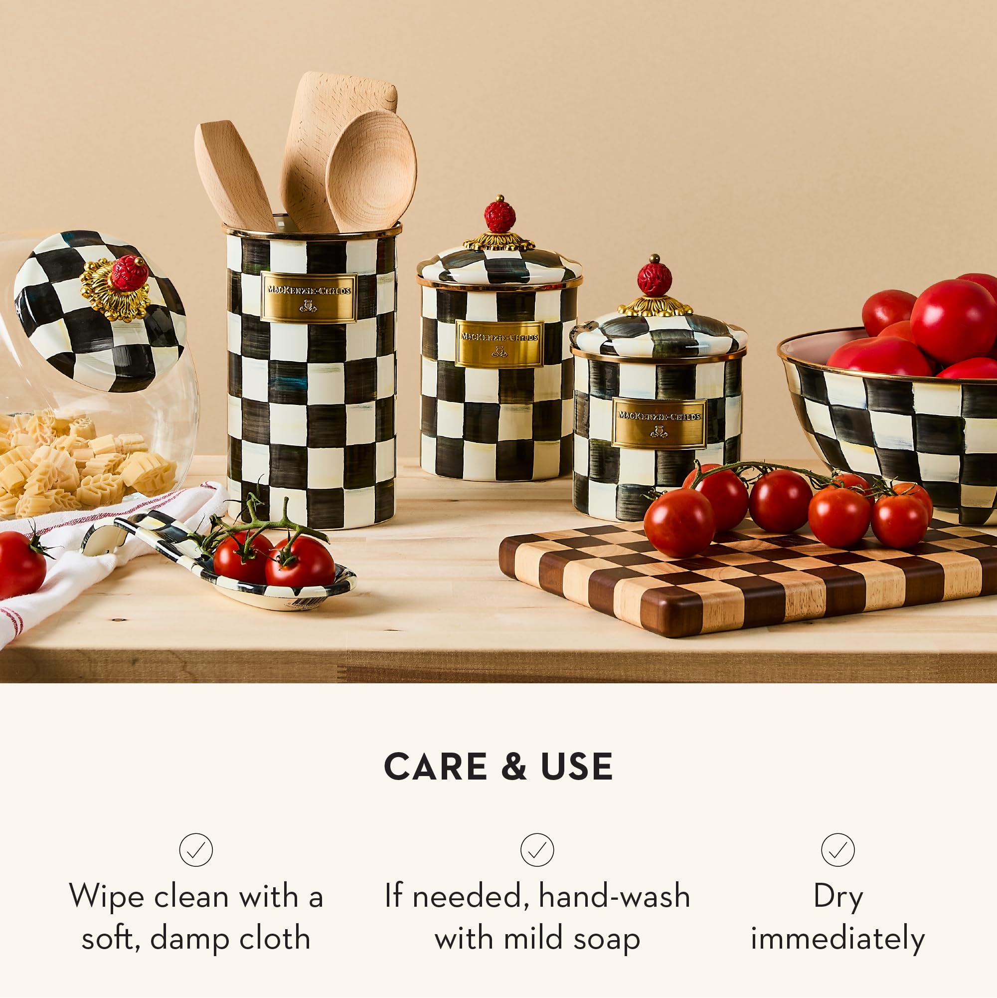 MACKENZIE-CHILDS boîte en usage sur un bar à café pour rangement hygiénique