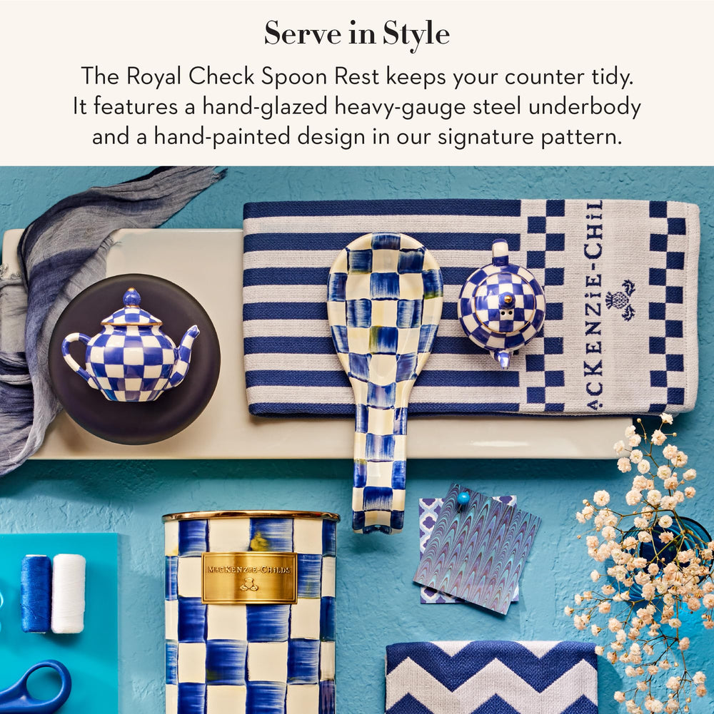 MACKENZIE-CHILDS gros plan motif Royal Check bleu et blanc, attrait visuel