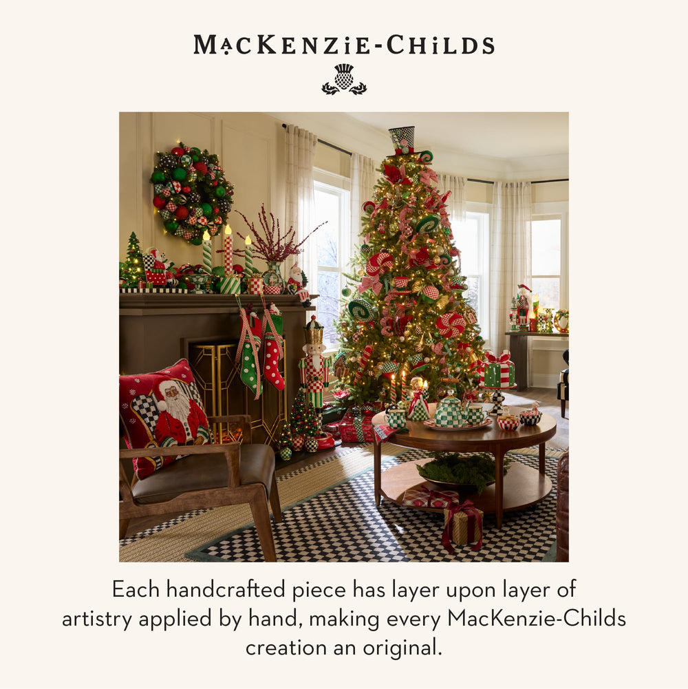 MACKENZIE-CHILDS globe posé dans un salon décoré, crée atmosphère chaleureuse