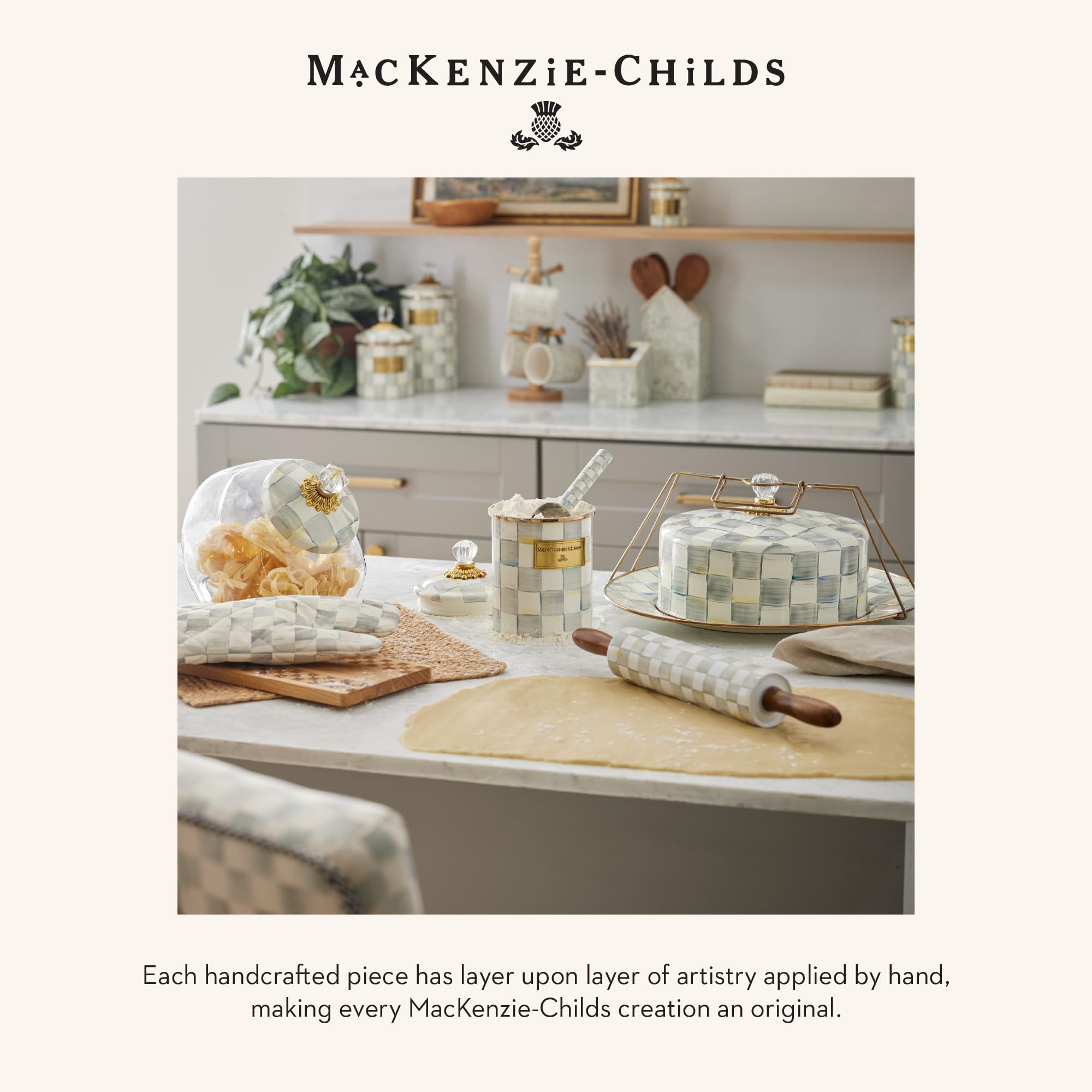 MACKENZIE-CHILDS planches côte à côte sur comptoir, utile pour organiser l'espace