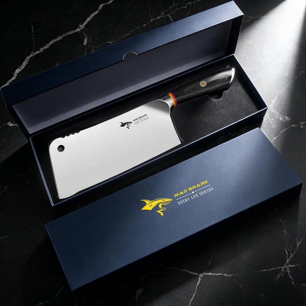 MAD SHARK coffret cadeau ouvert montrant la hachette, cadeau pratique et soigné