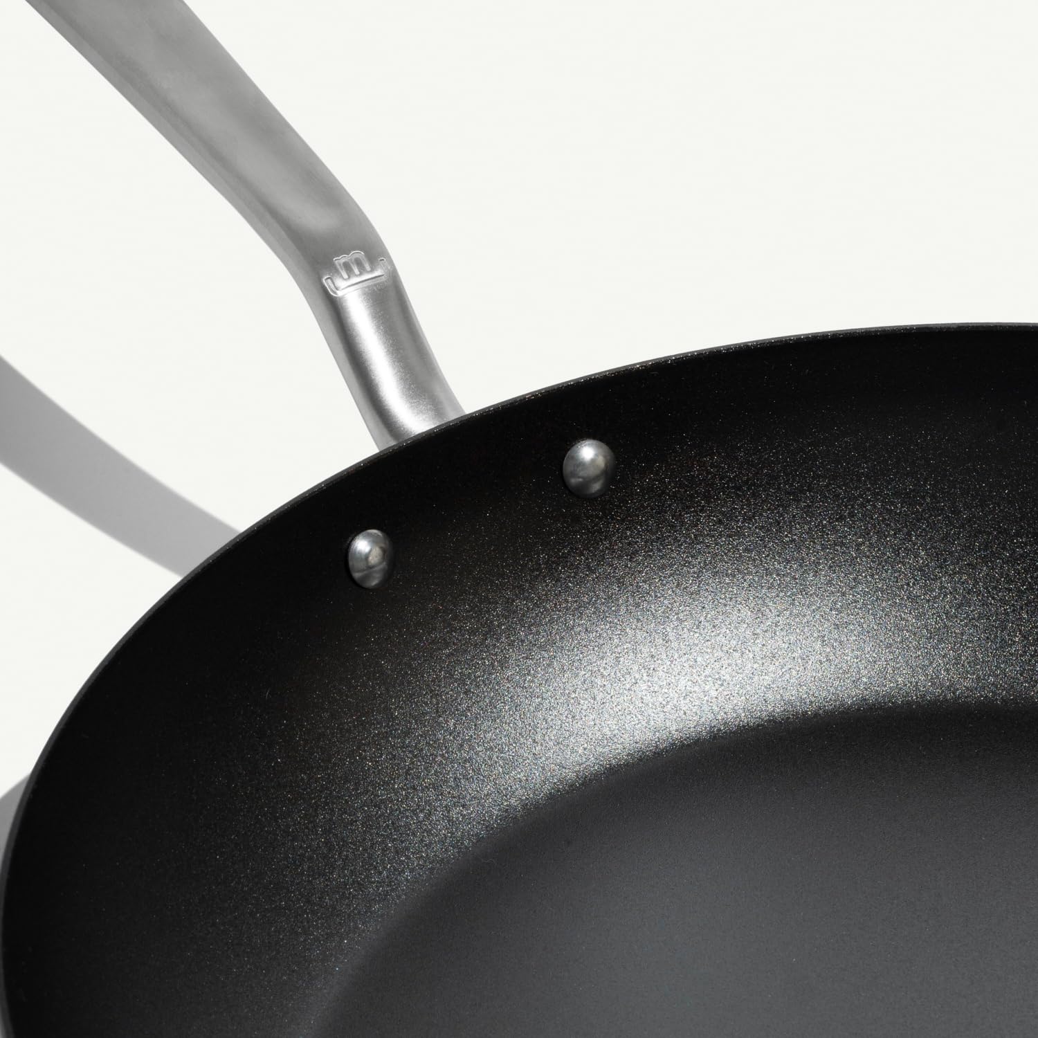Made In surface assaisonnée gros plan montrant antiadhérence et patine