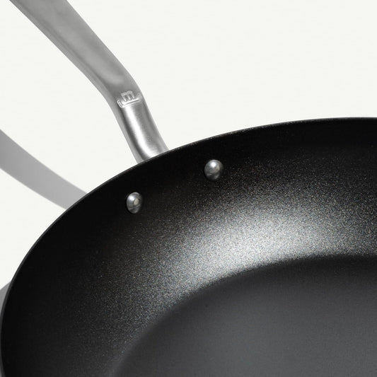 Made In surface assaisonnée gros plan montrant antiadhérence et patine