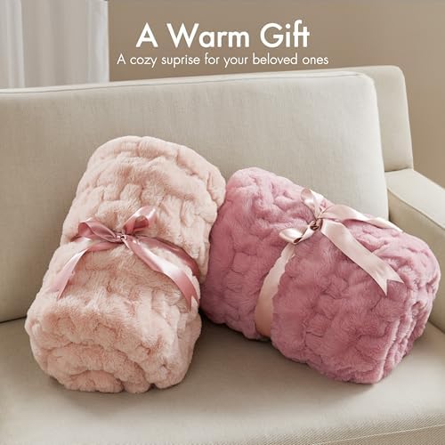Madison Park plaid posé sur fauteuil illustrant taille pratique