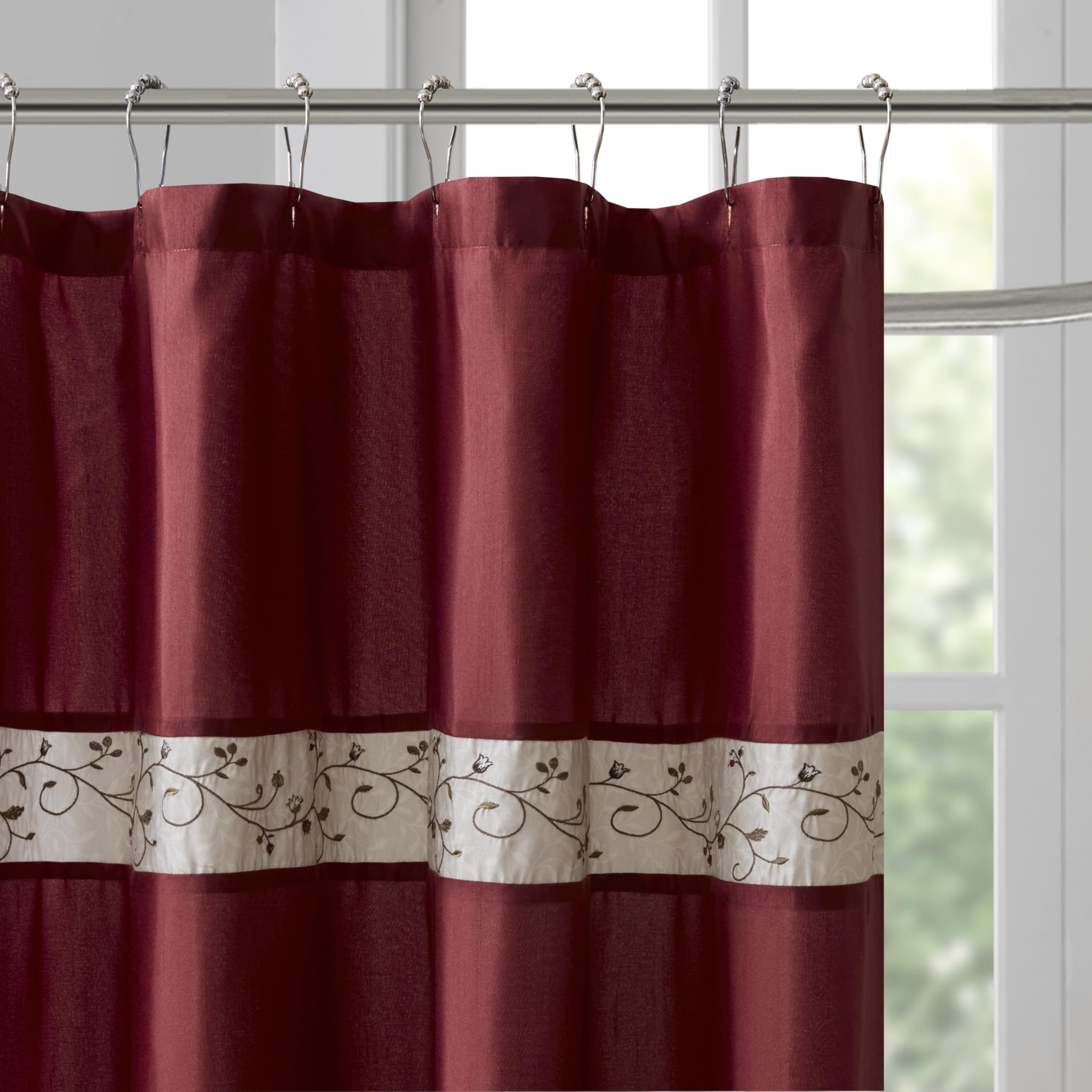 Madison Park détail broderie et pintuck montrant texture et finition raffinée