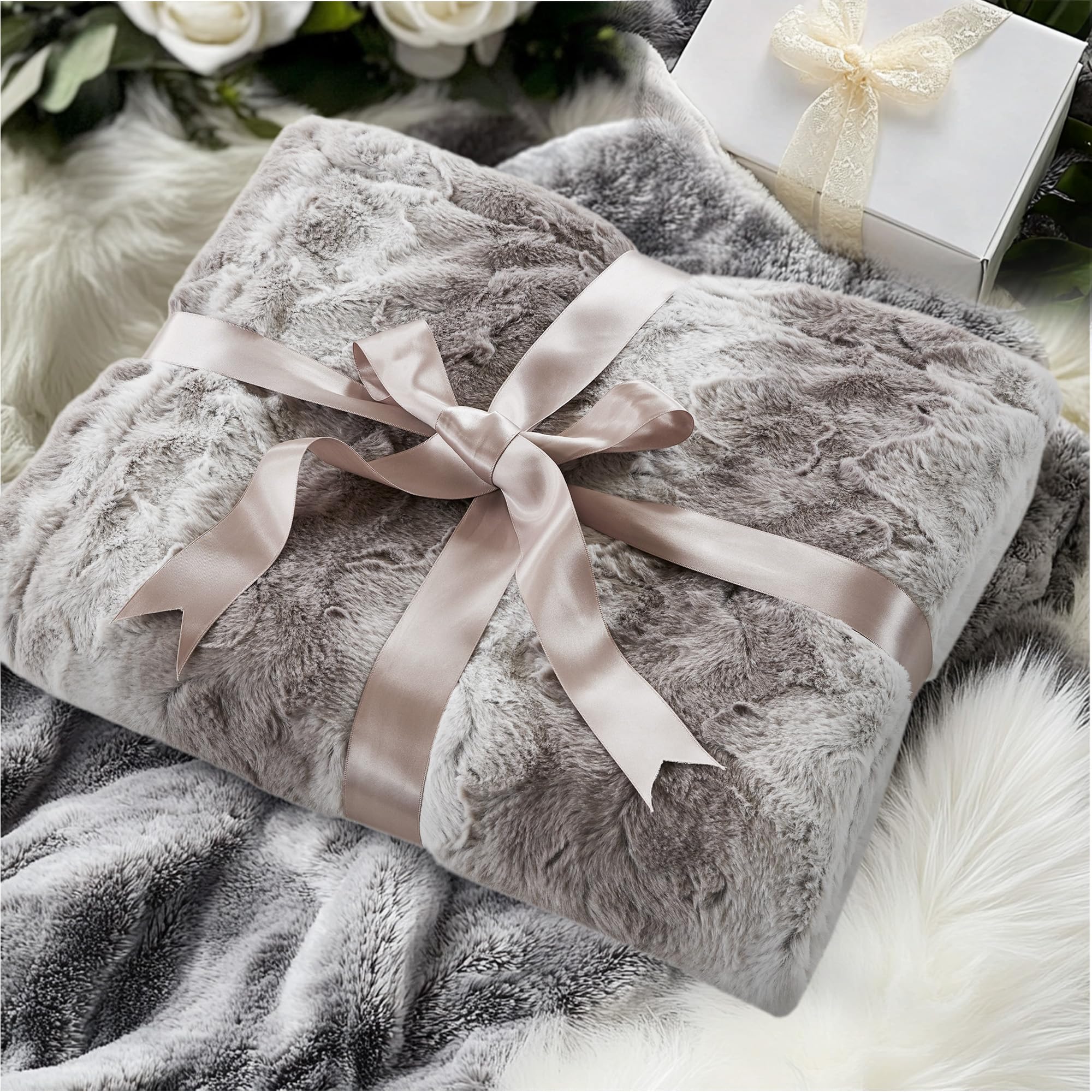 Madison Park plaid plié illustrant rangement compact et pratique