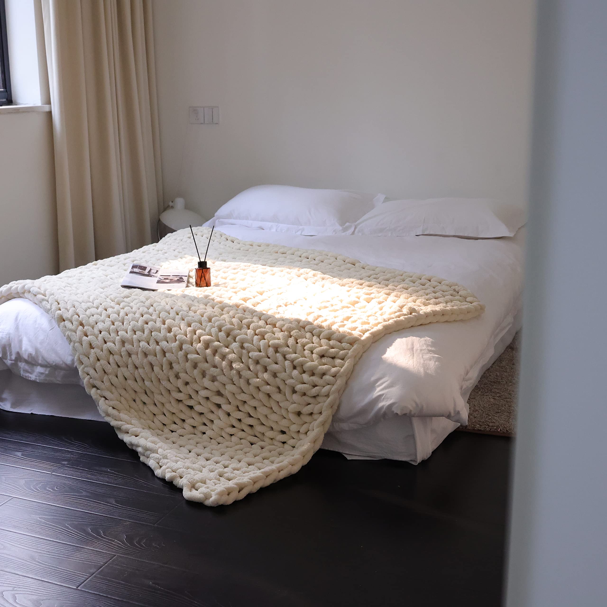 Plaid Maetoow disposé en couvre-pied pour décoration de chambre