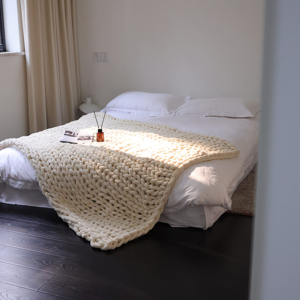 Plaid Maetoow disposé en couvre-pied pour décoration de chambre