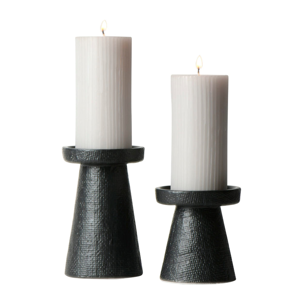 Main + Mesa porte-bougies dans un salon, crée une ambiance accueillante