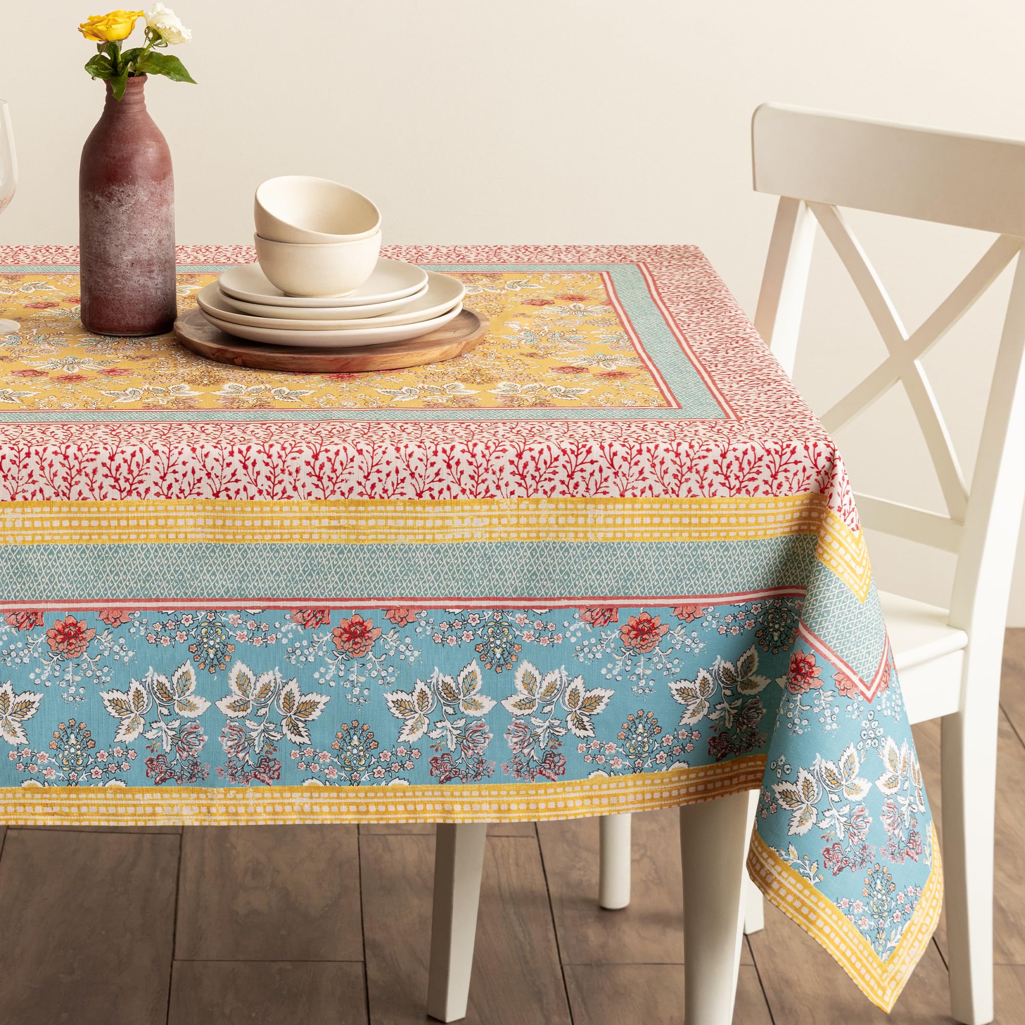 Maison d' Hermine nappe décor fêtes illustrant polyvalence pour événements