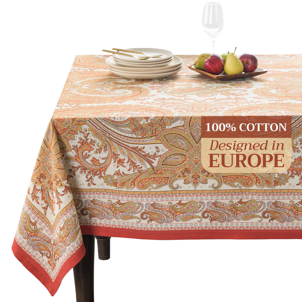 Maison d' Hermine nappe face posée sur table, apporte élégance immédiate