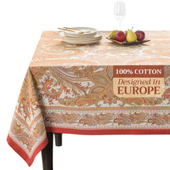 Maison d' Hermine nappe face posée sur table, apporte élégance immédiate
