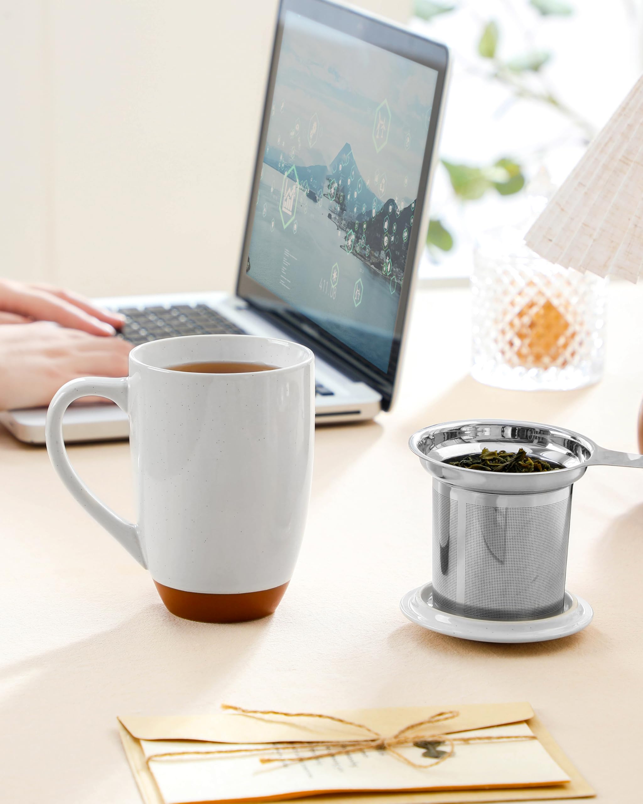 MALACASA mug et infuseur posés sur bureau pour usage quotidien